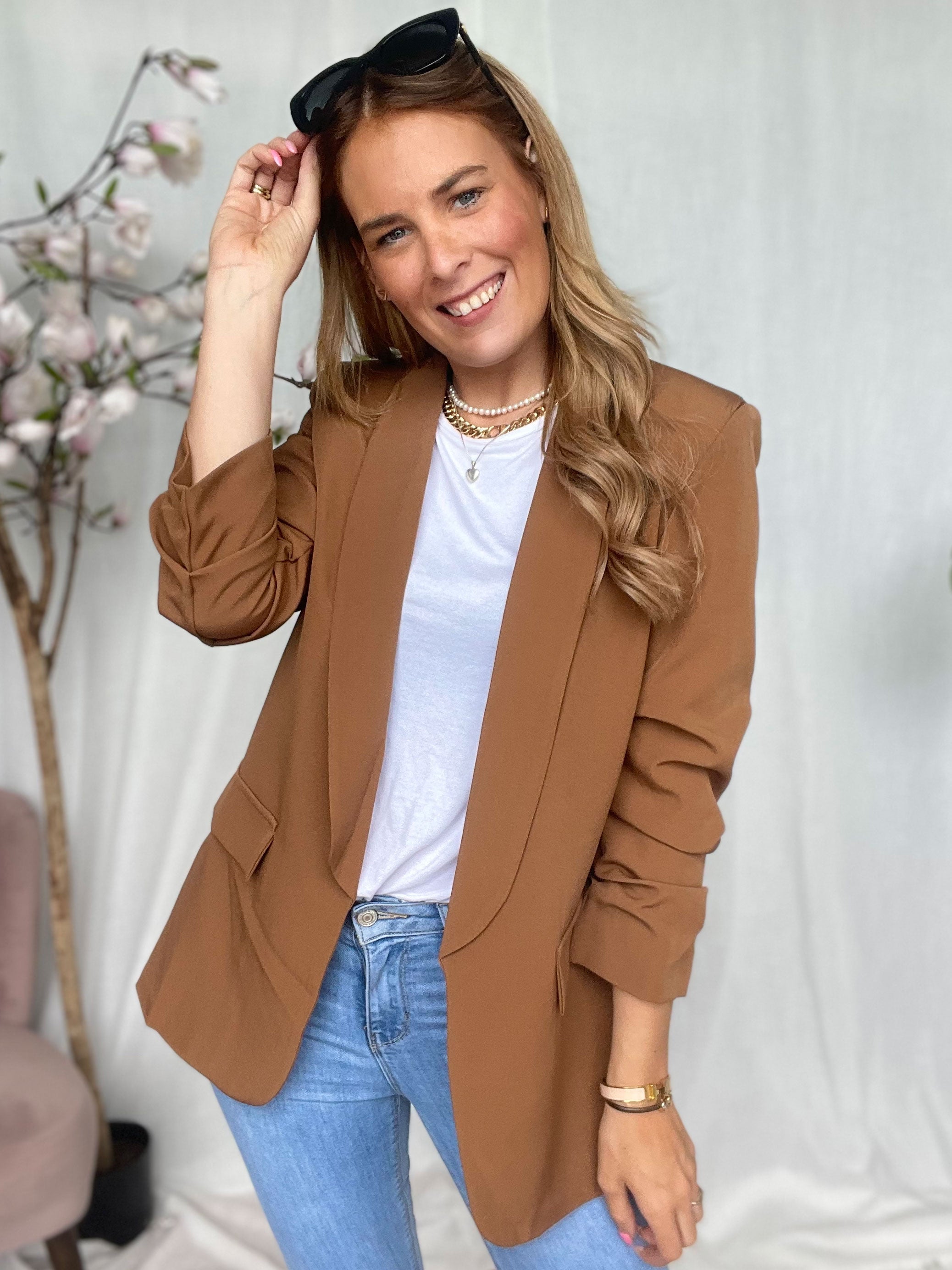 Mila - Snygg blazer med rynka på ärmen